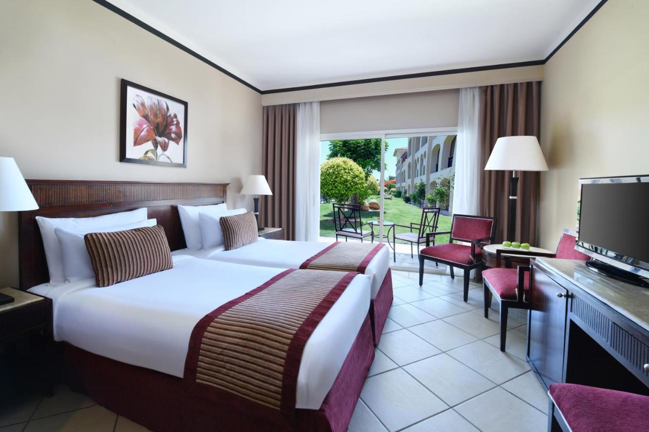Jaz Mirabel Resort Sharm El-Sheikh Exterior foto A room at the Hilton Sharm El Sheikh