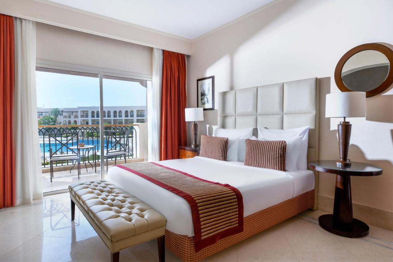 Jaz Mirabel Resort Sharm El-Sheikh Exterior foto A bedroom at the Hilton Sharm El Sheikh
