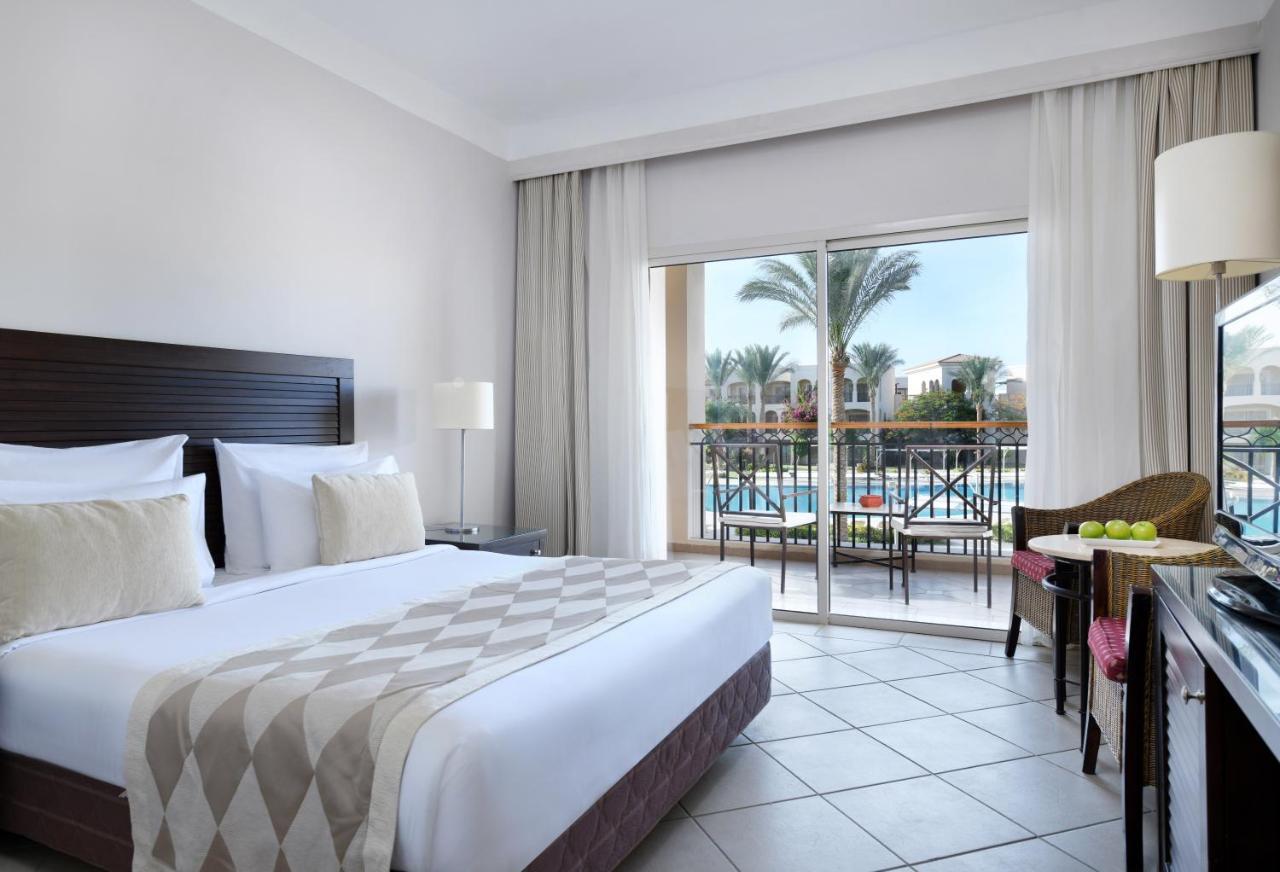 Jaz Mirabel Resort Sharm El-Sheikh Exterior foto A room at the Hilton Sharm El Sheikh