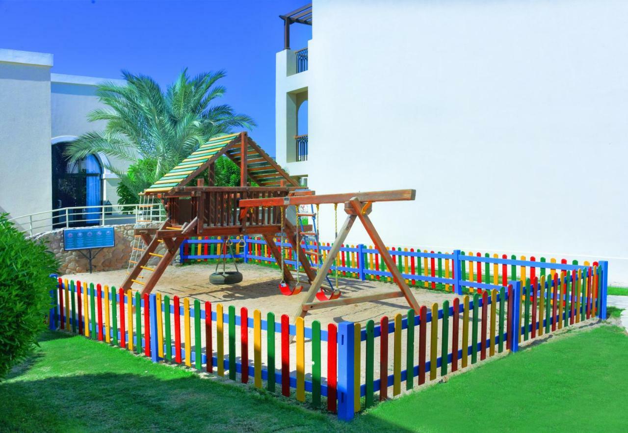 Jaz Mirabel Resort Sharm El-Sheikh Exterior foto Playground at the school